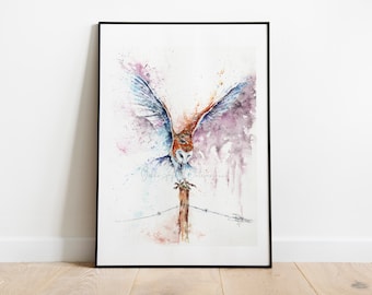Könnte beinhalten: Aquarellmalerei eines Schleiereulen mit ausgebreiteten Flügeln, der auf einem Holzpfosten sitzt. Die Eule ist in Braun-, Blau- und Lilatönen gemalt, vor einem weißen Hintergrund.