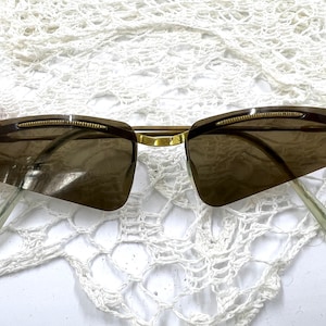 Okulary przeciwsłoneczne unisex z lat 60. XX wieku: modny dodatek