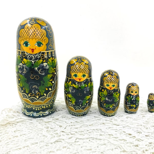 Russian matryoshka babushka Wooden nesting doll Nesting dolls 5 pcs Wooden babushka Matryoshka doll  5 dolls in 1