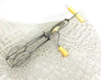 Vintage hand mixer Metal egg whisk Old kitchen mixer Hand held egg rotary beater Primitive cooking tool Kitchen utensil decor Hand blender