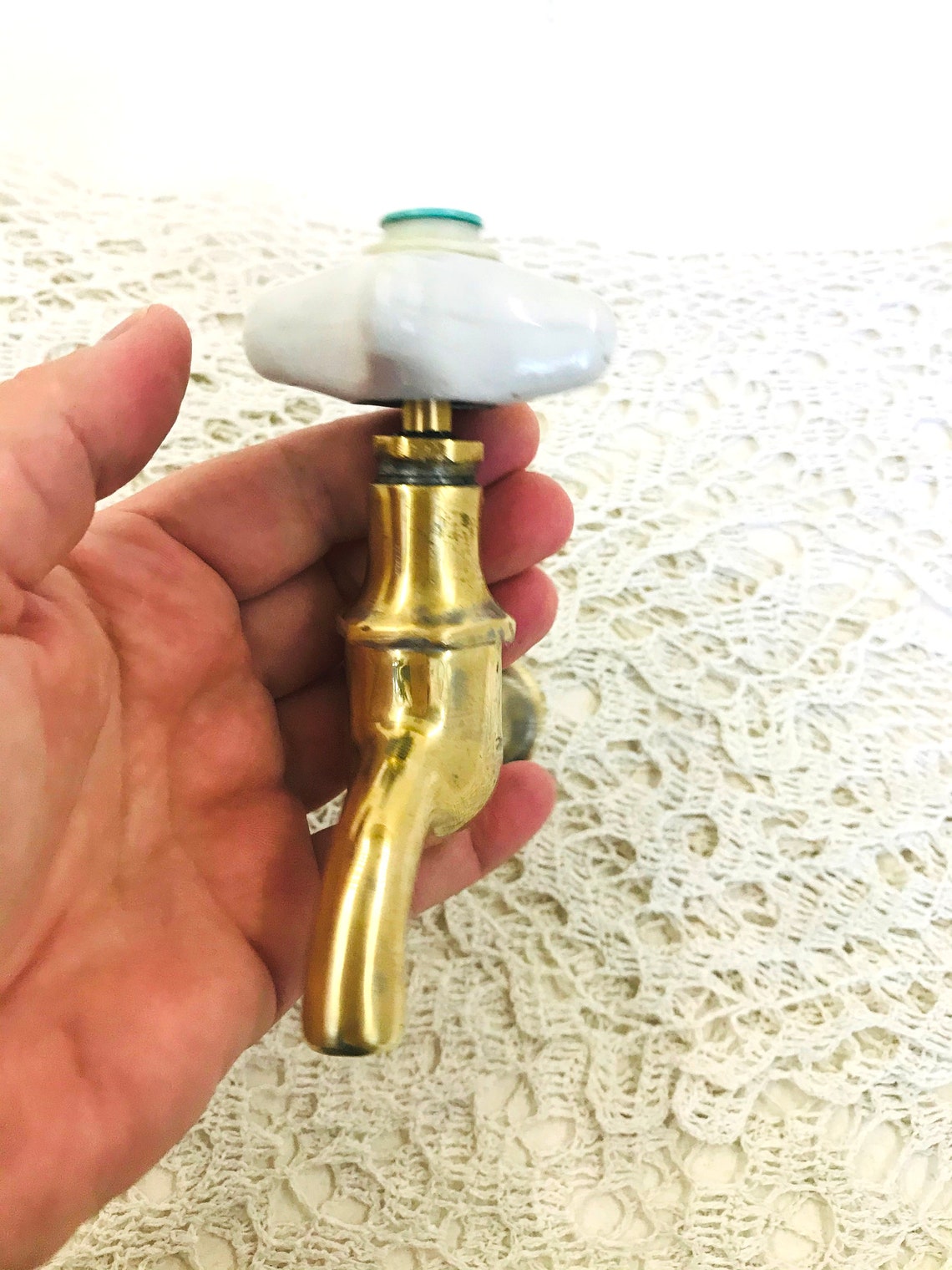 Vintage Messing Wasserwasser Wasserhahn mit Porzellan Griff