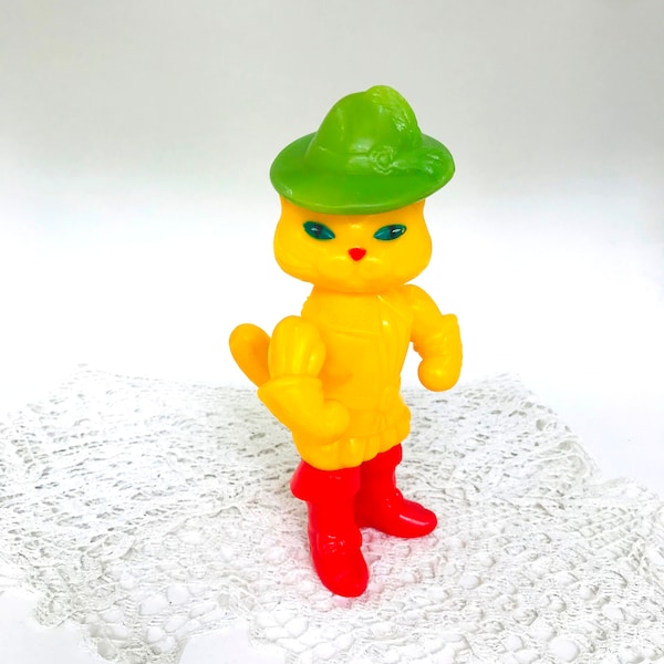 vintage soviet jouet en plastique chat Jouet en plastique pour bébé enfant avec bras mobiles jambes et tête Chat jaune dans des bottes rouges Jouet soviétique URSS 1970-e