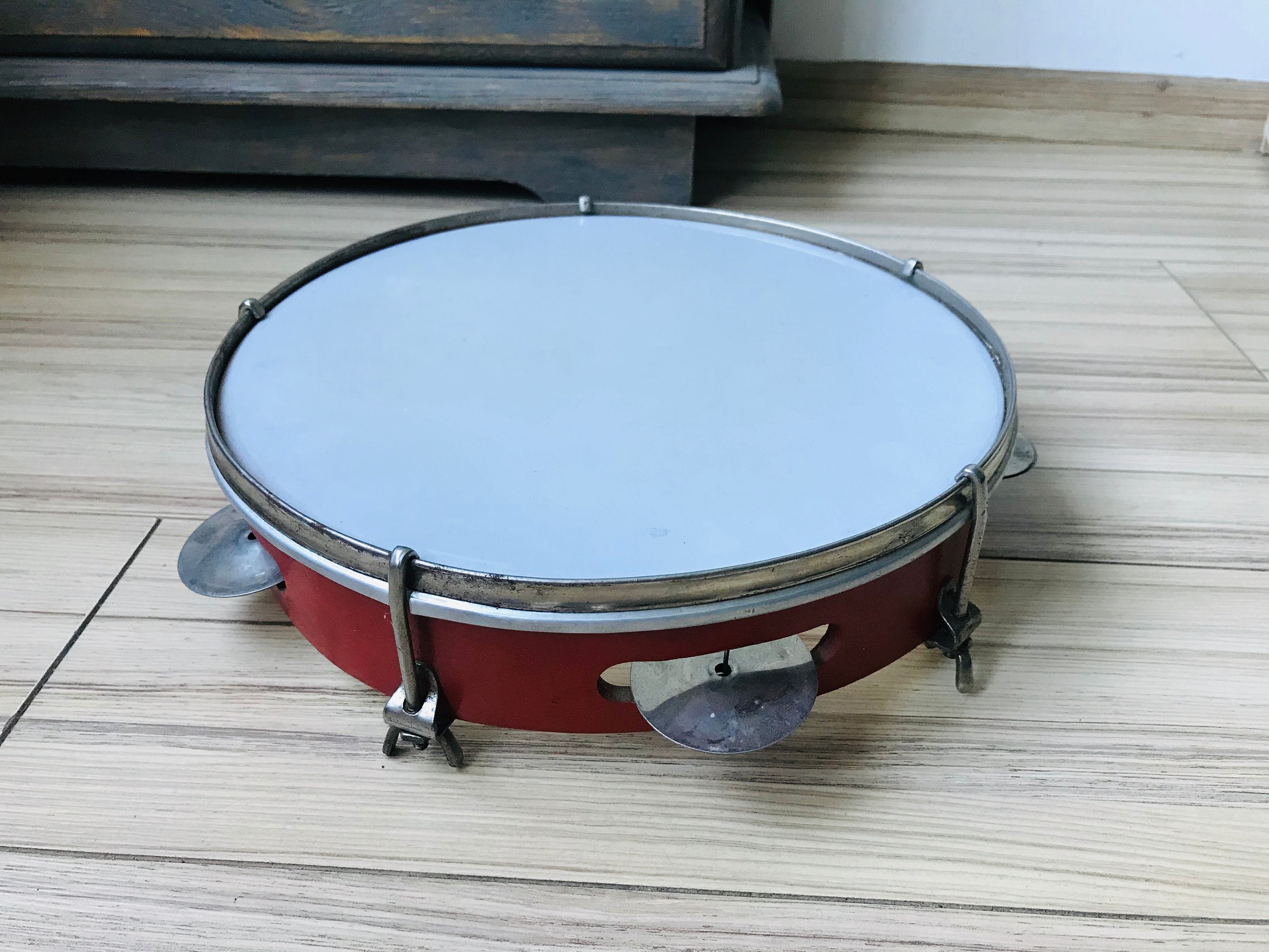 Broche Vintage En Celluloïd - Motif Tambourine (tambourin) - Occasion Bon état