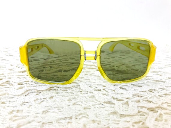 Lunettes De Soleil Vintage Années 70/80 – Monture Rouge, Verres Marron – Fabriqué En France – Neuf Sans étiquette
