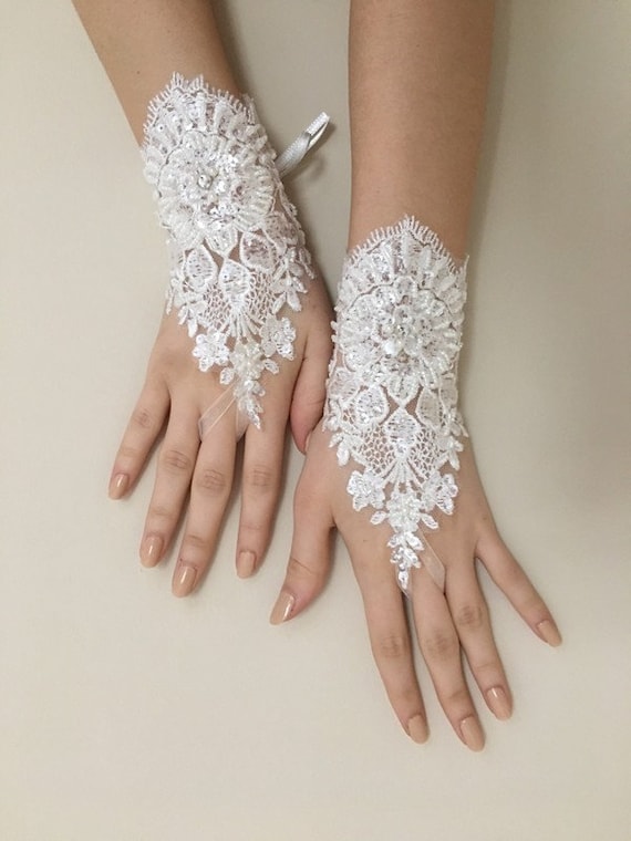 butterfly lace bridal gloves,Ivory gloves,Lace Bridal Gloves,Bridal Gloves,Wedding gloves embroidered Lace Gloves.