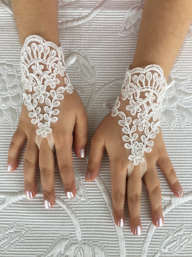 lace glove Flower Girl ivory lace gloves wedding bridal gloves french lace for princess wedding gloves Bridesmaid gloves
