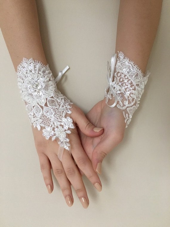 butterfly lace bridal gloves,Ivory gloves,Lace Bridal Gloves,Bridal Gloves,Wedding gloves embroidered Lace Gloves.