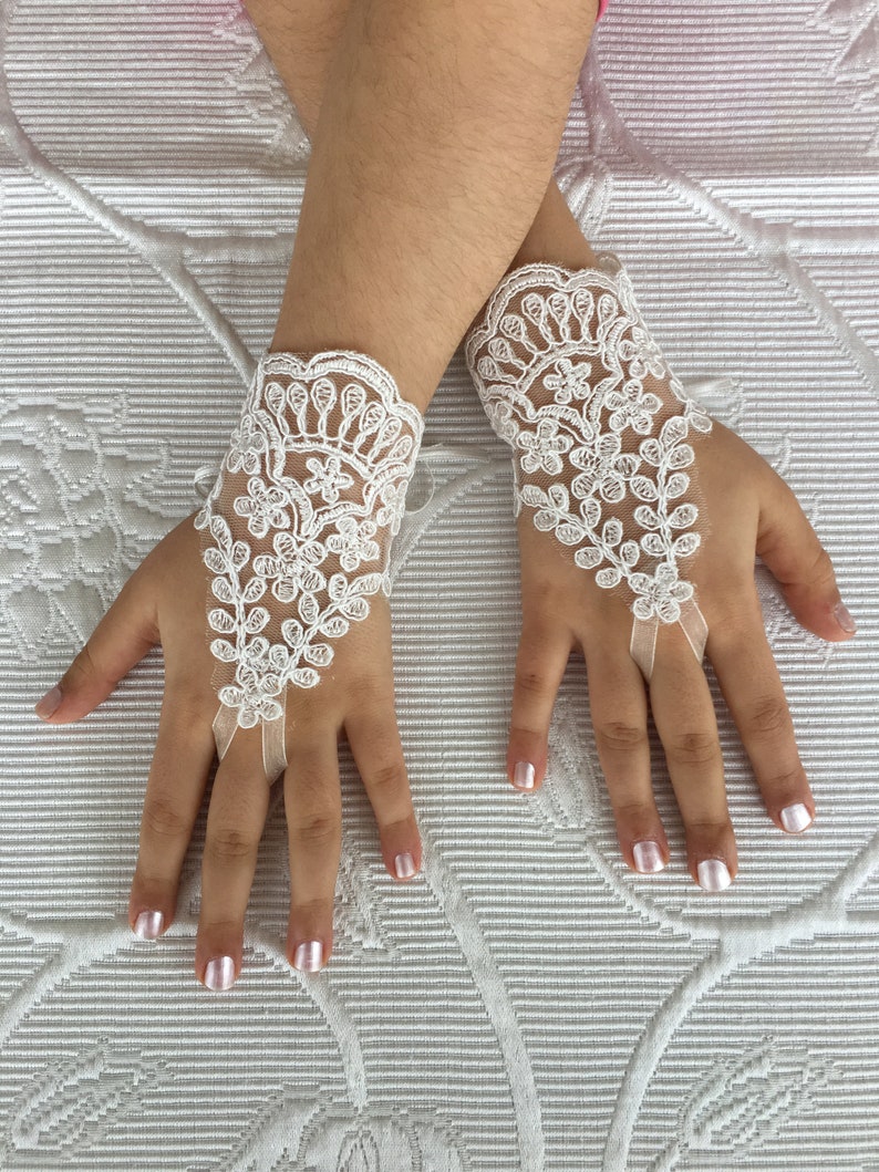 lace glove Flower Girl ivory lace gloves wedding bridal gloves french lace for princess wedding gloves Bridesmaid gloves