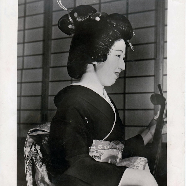 MAIKO Geisha Original Photo 1956, playing shamisen, American press 20.5 x 25.5 cm