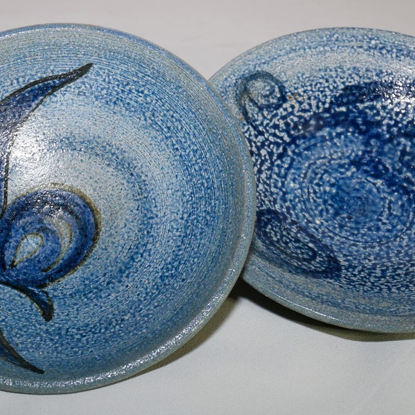 Deux assiettes creuses céramique signées, poterie artisanale, décor bleu waly