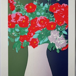 以下が含まれることがあります： 白い花瓶に赤いバラの花束が描かれたカラフルな版画。背景は緑、青、紫のグラデーションになっている。