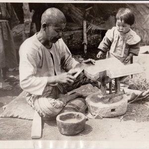 Photographie 1919 JAPON, père et fils , fabrique de tuile, ORIGNIALE noir et blanc vintage