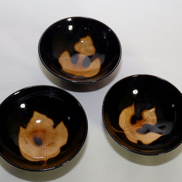 Trois bols chinois en céramique, glaçure noire et feuilles, style Dynastie Song