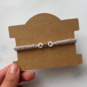 Pulsera de la amistad personalizable – Pulseras de macramé con corazón e iniciales – Regalos hechos a mano para parejas, novias, familia