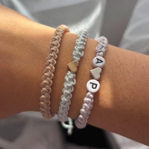 Pulsera de la amistad personalizable – Pulseras de macramé con corazón e iniciales – Regalos hechos a mano para parejas, novias, familia