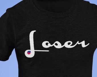 Może przedstawiać: Czarny t-shirt z okrągłym dekoltem z napisem "Loser" w białym skrypcie na piersi. "o" w "Loser" to małe logo Champion w kolorze czerwonym, białym i niebieskim.