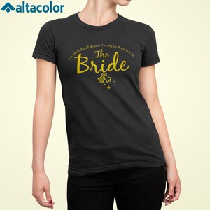 Puede incluir: Camiseta negra con texto dorado que dice "No soy as&iacute; todo el tiempo. Solo soy as&iacute; porque soy La Novia" con dos campanas doradas y estrellas debajo del texto.