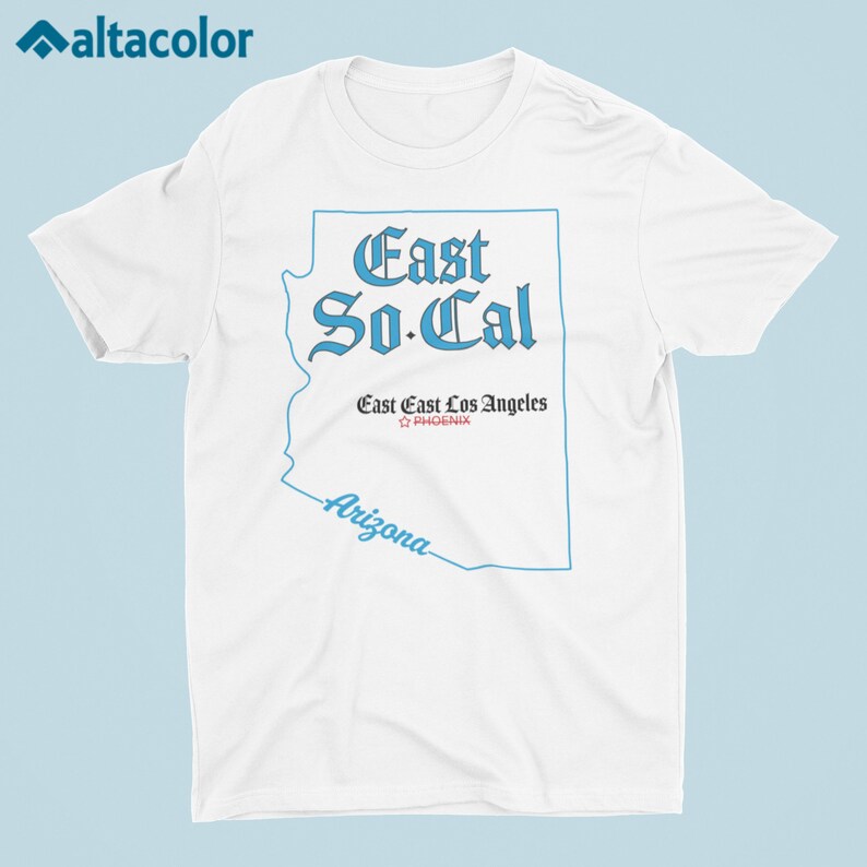Puede incluir: Camiseta blanca con un contorno azul del estado de Arizona. El texto "East So-Cal" est&aacute; escrito en azul, en letra g&oacute;tica. Los textos "East East Los Angeles" y "PHOENIX" est&aacute;n escritos en negro, en letra m&aacute;s peque&ntilde;a.