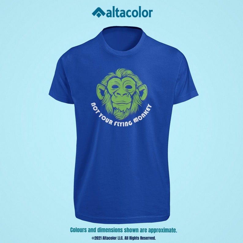 Puede incluir: Una camiseta azul con un gr&aacute;fico de un mono verde y el texto "NOT YOUR FLYING MONKEY".