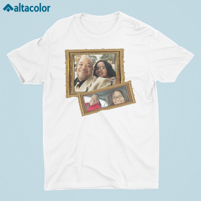 Puede incluir: Camiseta blanca con una foto enmarcada en dorado de una familia. La foto muestra un hombre y dos mujeres.