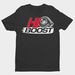 Puede incluir: Camiseta negra con un gr&aacute;fico de turbocompresor blanco y el texto "HI BOOST" en rojo.
