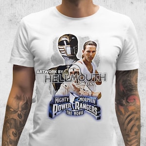 Può includere: Maglietta bianca con una stampa grafica del Ranger Bianco del film Mighty Morphin Power Rangers. La grafica include il testo "Mighty Morphin Power Rangers The Movie".