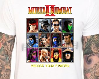 Könnte beinhalten: Weißes T-Shirt mit einem Grafikdruck der Charaktere aus dem Videospiel Mortal Kombat II. Die Charaktere sind in einem Raster angeordnet, unter dem der Text "Mortal Kombat II" und "Choose Your Fighter" steht.