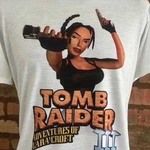 トゥームレイダー3 - ララ・クロフトの冒険 - ホワイトTシャツ。90年代風。レトロゲーム。男性用と女性用の全サイズ。カスタムメイド。ゲーム。
