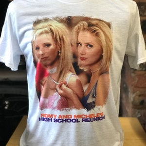 Les retrouvailles de Romy et Michele au lycée - T-shirt blanc. Toutes les tailles pour hommes et femmes. Lisa Kudrow des années 90