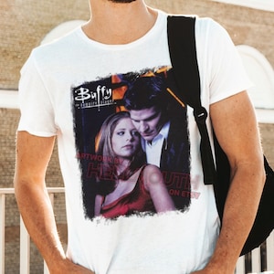 Buffy, a Caça-Vampiros - Camiseta Branca! Buffy & Angel - 1ª Temporada. Masculino e feminino, todos os tamanhos!