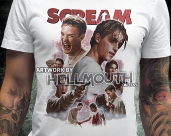 Könnte beinhalten: Weißes T-Shirt mit einem Grafikdruck des Films "Scream". Die Grafik zeigt die Hauptfiguren des Films, darunter Ghostface, und den Text "SCREAM" in roten Buchstaben. Der Text "ARTWORK BY HELLMOUTH ON ETSY" ist ebenfalls in der Grafik enthalten.