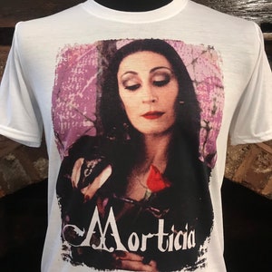 La Familia Addams - Camiseta blanca de Morticia Addams. Anjelica Huston. ¡Todas las tallas para hombre y mujer! Grunge, años 90.