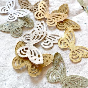 Papillons en papier neutre terreux, papillon de scrapbooking, papier fait main, papier teint naturellement.