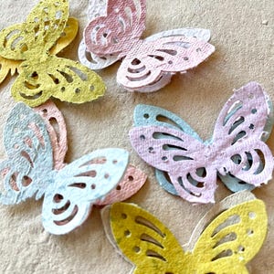 Papillons en papier printanier, papillon de scrapbooking, papier fait main, papier teint naturellement.