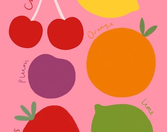 Può includere: Uno sfondo rosa con illustrazioni colorate di frutta. L'immagine include un paio di ciliegie rosse, un limone giallo, un'arancia, una prugna viola, una fragola rossa e un lime verde. I nomi dei frutti sono scritti in corsivo.