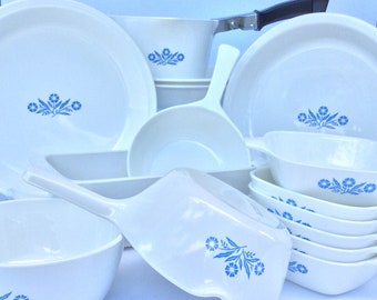 Vintage Corning Ware Blue Cornflower Loaf Pan Sauce Maker Petit Pan Casserole Tortenplatte 1960er Pyrex Blaue Blume Original Rückenstempel