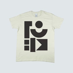 以下が含まれることがあります： クリーム色のTシャツで、前面に黒い幾何学模様が施されています。模様は円、三日月形、長方形、三角形で構成されています。
