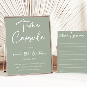 Puede incluir: Una tarjeta verde con texto blanco que dice "Time Capsule" y "Para celebrar el 18 cumpleaños de Laura, 18 de abril de 20XX. Tómate un momento para compartir un mensaje sincero, un deseo, un recuerdo preciado, un consejo, una predicción o palabras de aliento."  Una segunda tarjeta verde con texto blanco que dice "Querida Laura, Con amor."