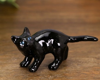 Figurine animalière en céramique faite main avec chat noir, ornements de poupée, cadeau de poterie de collection