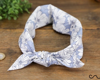 Pañuelo floral azul claro hecho a mano, bufanda retro de algodón.