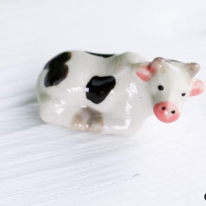 Hand-Painted Tiny Ceramic Cow Figurine – Collectable Pottery Ornament