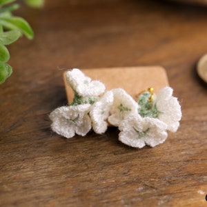 Gehäkelte Hortensie Ohrringe: Handgemachte weiße florale Ohrringe