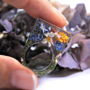 Resin ring flower Jewelry camomile Christmas present for mom Transparent forget-me-not ring for sister Pressed flower Nature Inspired