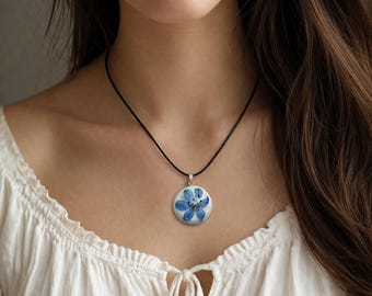 Collar con colgante de flor de Scilla azul, joyería botánica de resina en forma de media cúpula, dije redondo de 2,5 cm.