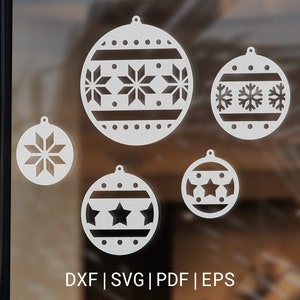Può includere: Cinque decorazioni natalizie bianche decorative con vari disegni di fiocchi di neve e stelle. Ogni ornamento ha un piccolo anello nella parte superiore per appenderlo. Il testo "DXF | SVG | PDF | EPS" è in basso.