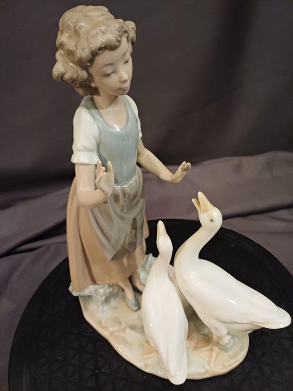 アンティーク雑貨 LLADRO Girl With Two Geese 28cm Girl With Two Geese. Beautiful Vintage Nao Figurine by Lladro of