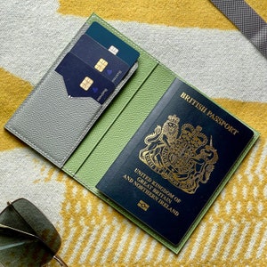 Porta-passaporte de couro estilo 3CC feito à mão com compartimentos para cartões em couro de bezerro Vert Criquet e Gris Mouette