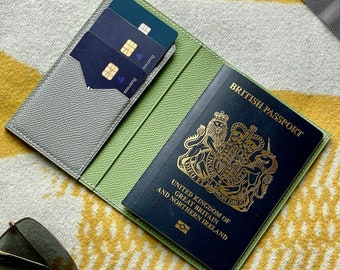 Funda para pasaporte de cuero hecha a mano: piel de becerro Vert Criquet y Gris Mouette