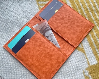 Tarjetero plegable compacto de doble cara hecho a mano en piel de becerro naranja clásica.