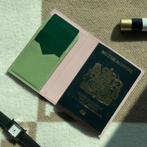 Porta-passaporte de couro estilo 3CC feito à mão com compartimentos para cartão em couro de bezerro Rose Sakura e Vert Criquet